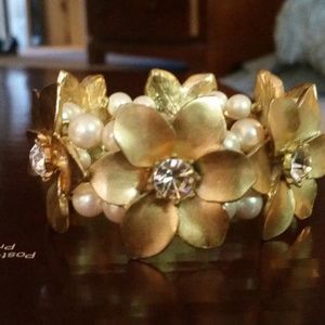 Gorgeous Pearl, Crystal  and Goldtone Bracelet